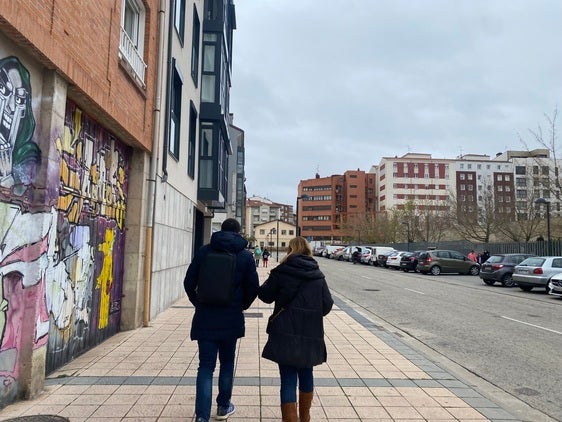 Gente paseando por las calles de Burgos