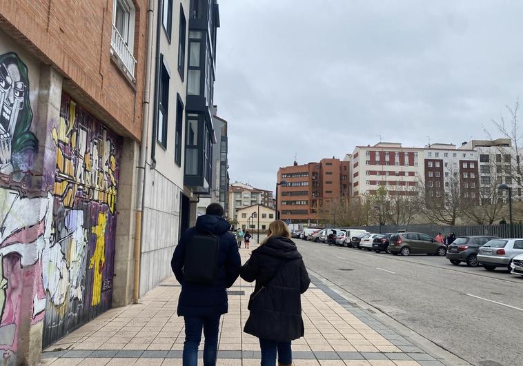 Gente paseando por las calles de Burgos