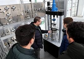 Visita de los fundadores de Atlanthy al Laboratorio de Tecnologías del Hidrógeno.