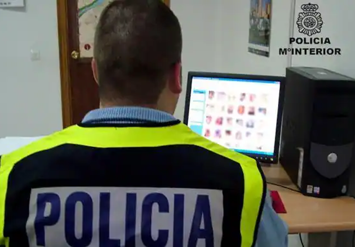 Imagen de archivo de un agente de Policía Nacional interviniendo en un caso de ciberdelito