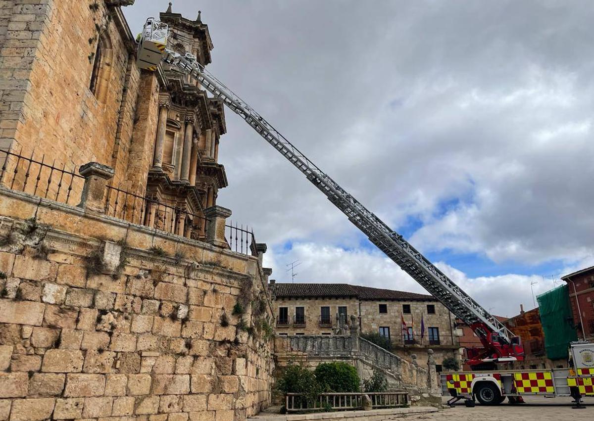 Imagen secundaria 1 - Detalle de la intervención de los bomberos en la iglesia de Gumiel de Izán.