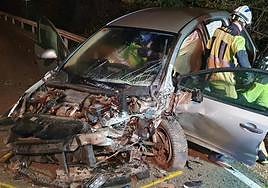 La colisión frontal entre la furgoneta y el coche ha dejado varios heridos.