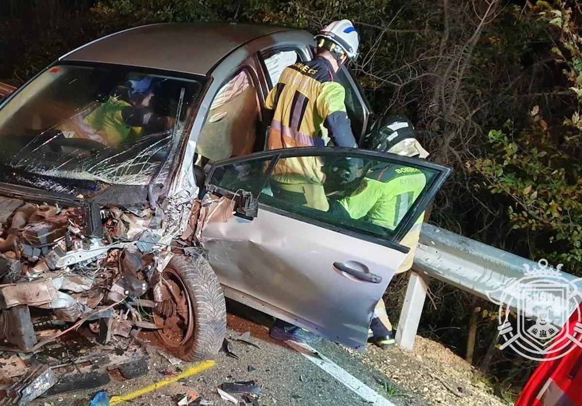 La colisión frontal entre la furgoneta y el coche ha dejado varios heridos.