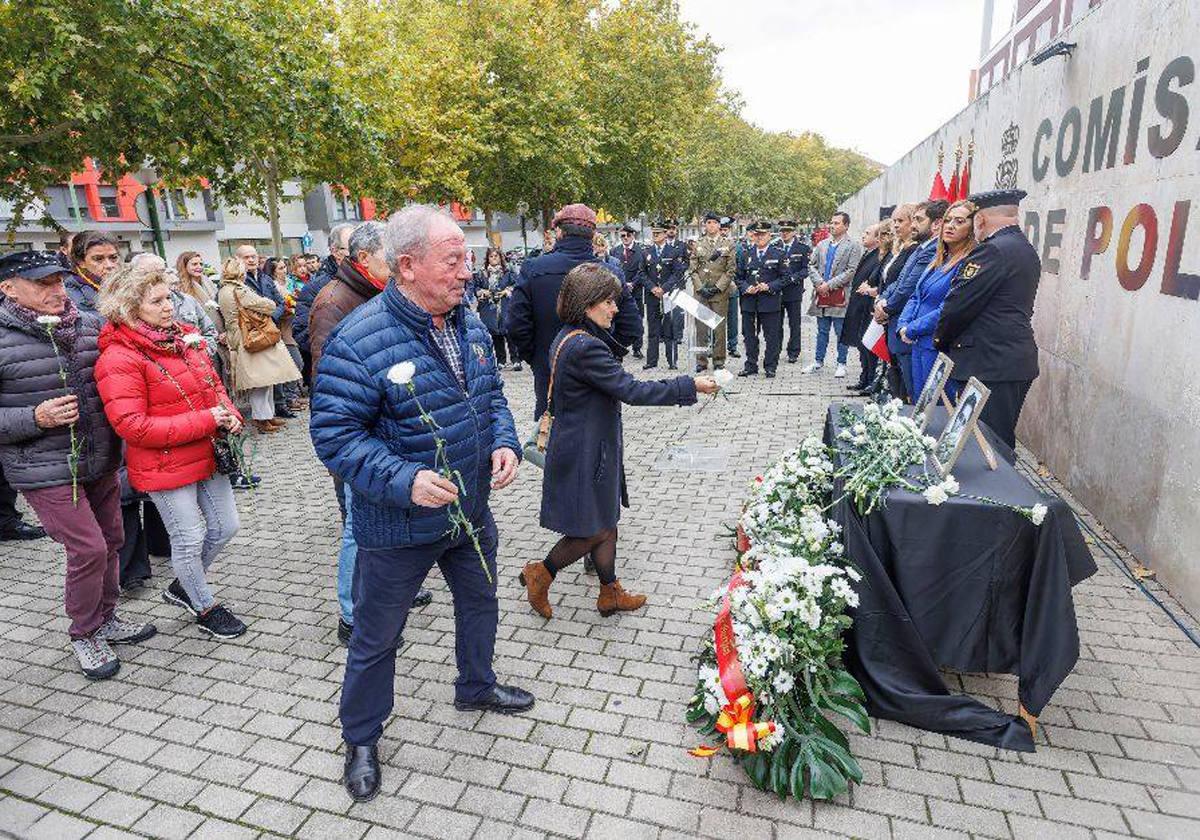 Homenaje a los dos agentes asesinados por el GRAPO.