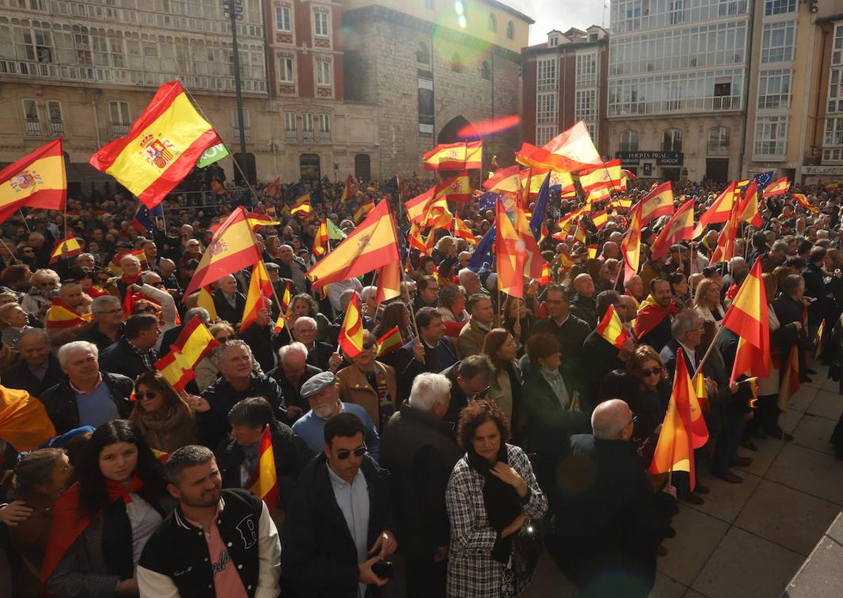 Imagen secundaria 1 - Fotografías de la concentración contra la amnistía convocada por el PP en Burgos. 