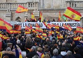 Sobre el escenario de la concentración se encontraba la pancarta con el lema: «por la igualdad, no a la amnistía».