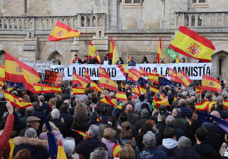 Sobre el escenario de la concentración se encontraba la pancarta con el lema: «por la igualdad, no a la amnistía».