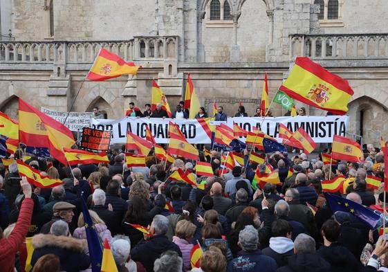 Imágenes de la concentración contra la amnistía convocada por el PP este domingo en la Plaza Rey San Fernando de Burgos