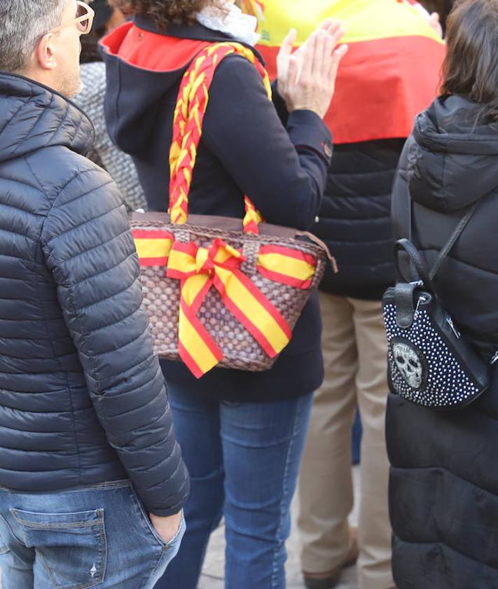 Imagen secundaria 2 - Fotografías de la concentración contra la amnistía convocada por el PP en Burgos. 