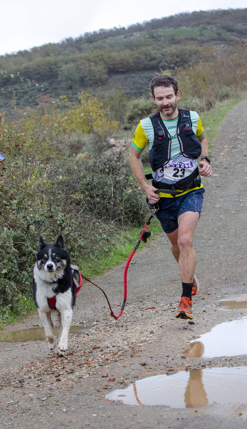 66 participantes disfrutan junto a sus perros de naturaleza y deporte en Urrez