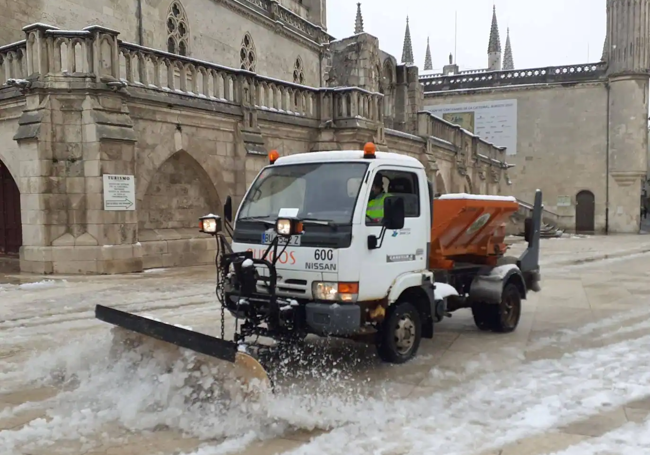 Una máquina quitanieves despeja la Plaza del Rey San Fernando en Burgos capital