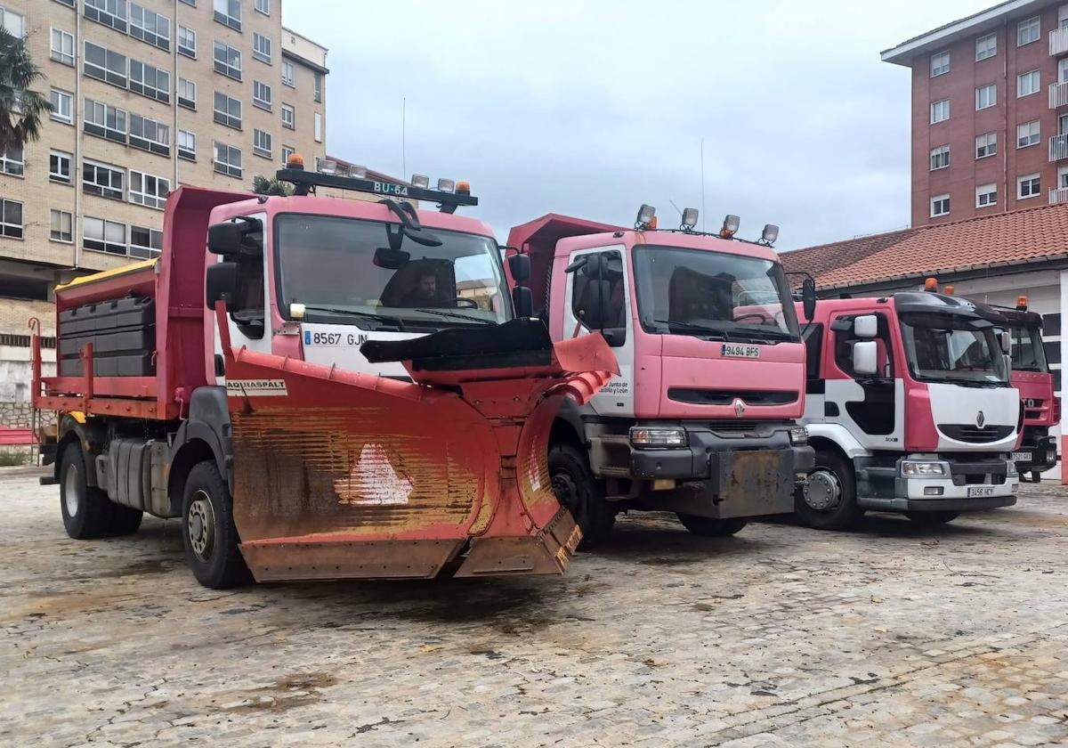 Quitanieves y vehículos incluidos en el plan de vialidad invernal de la Junta de Castilla y León, en el Parque de Maquinaria de la calle Madrid