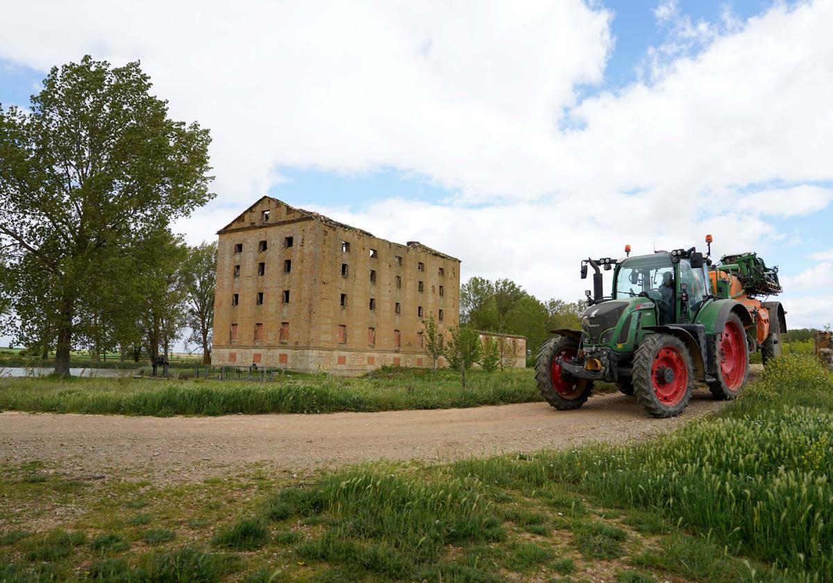 Tractor en la esclusa siete de Tamariz de Campos.