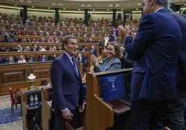 El líder del PP, Alberto Núñez Feijóo es aplaudido por su grupo tras su intervención en el primer día del debate de investidura del líder socialista.
