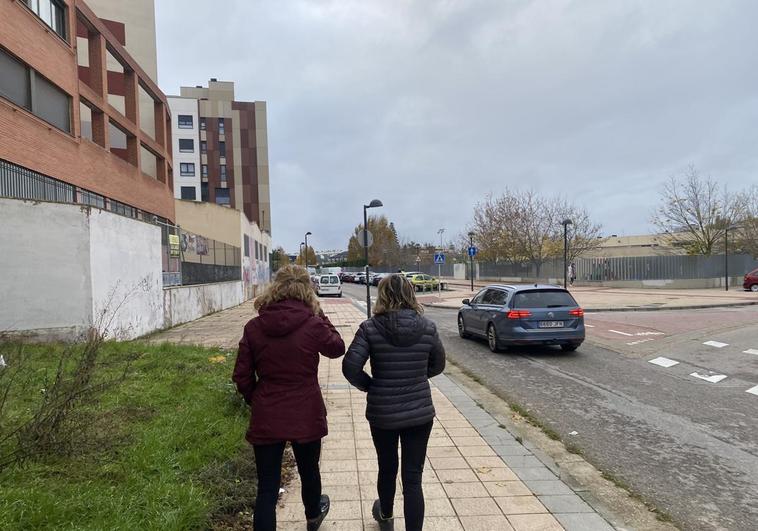 Gente paseando por las calles de Burgos