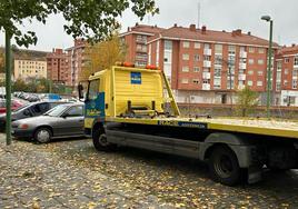 Los coches han amanecido con pedradas y la grúa los ha retirado.