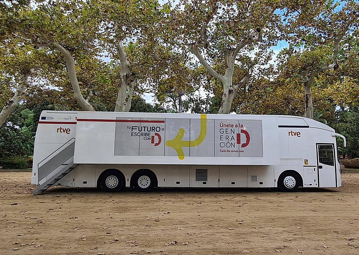 Imagen secundaria 1 - La campaña itinerante &#039;Generación D&#039; recorrerá Burgos para formar en habilidades digitales