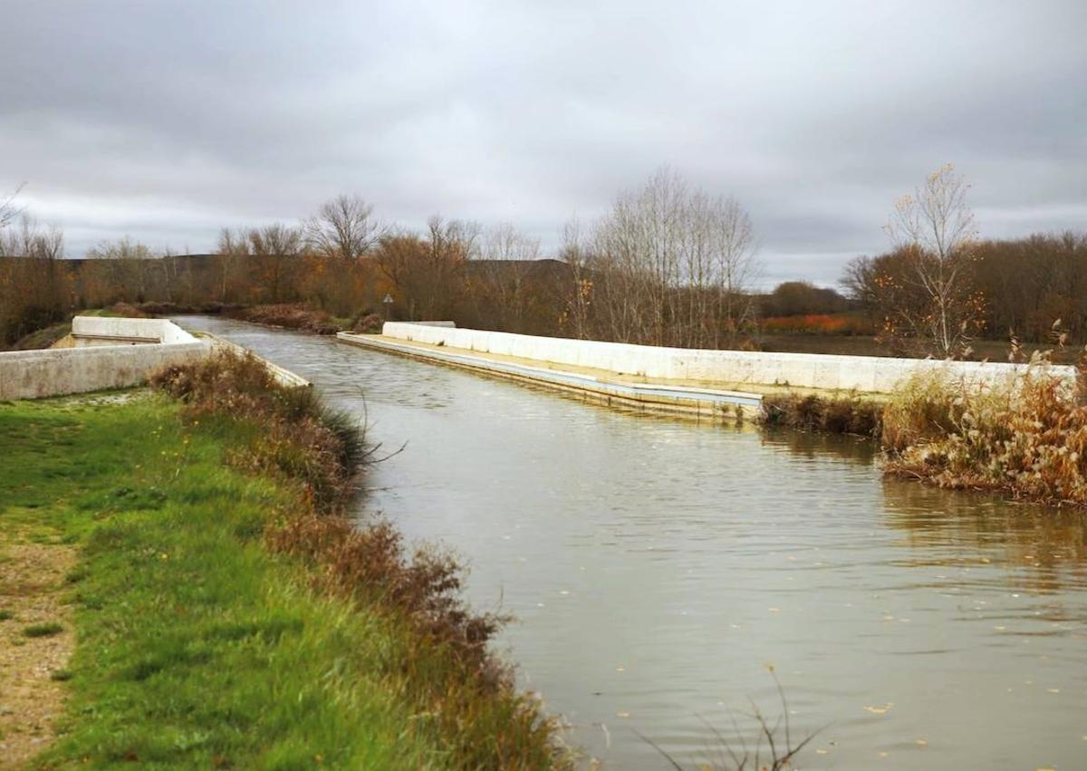 Imagen secundaria 1 - El acueducto de Abánades, el canal a la llegada del acueducto y un cartel indicador del Canal de Castilla a la entrada de Melgar. 