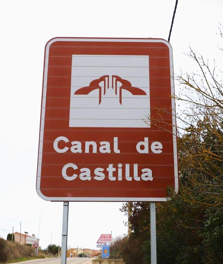 Imagen secundaria 2 - El acueducto de Abánades, el canal a la llegada del acueducto y un cartel indicador del Canal de Castilla a la entrada de Melgar. 