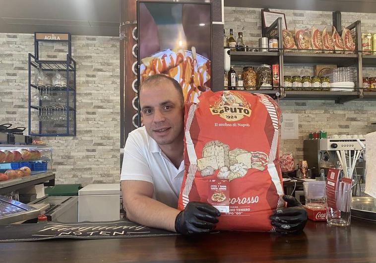 Álex, de La Rima Fast Food Gourmet en Burgos, explica la elaboración de la pizza con la que compite a nivel nacional.