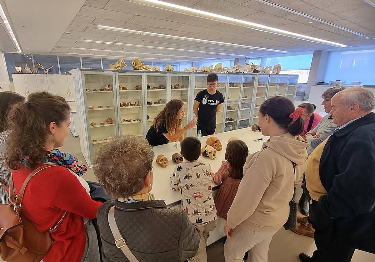 Varias personas de todas las edades en el CENIEH.