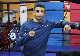 Yazid Ezzaidani posa delante del ring de Saltando Charcos.