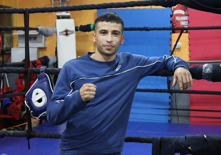 Yazid Ezzaidani posa delante del ring de Saltando Charcos.