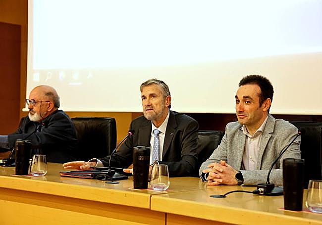 En el centro, el rector de la Universidad de Burgos, Manuel Pérez Mateos.