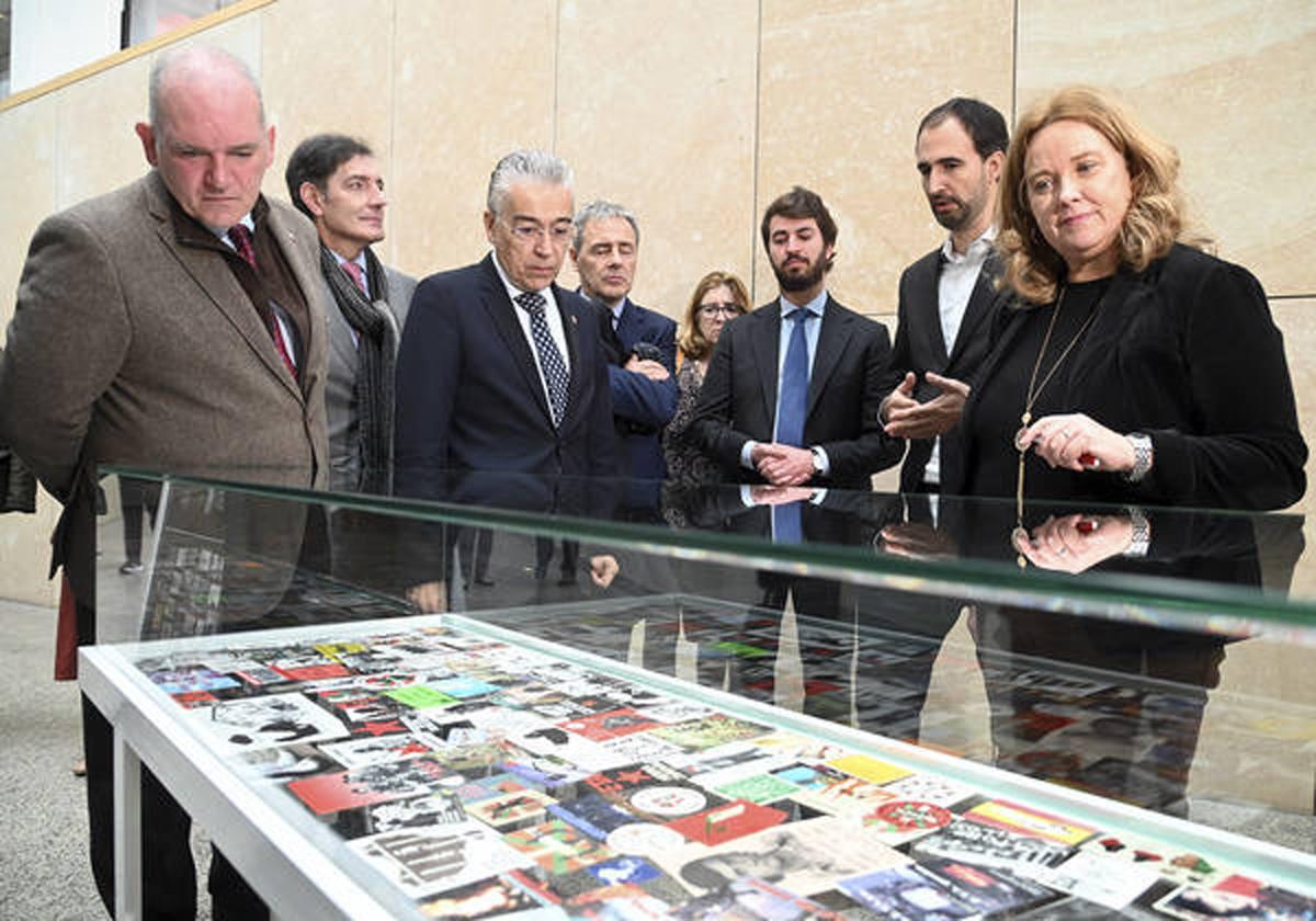 Juan García Gallardo (tercero por la dcha.) en la inauguración de la exposición 'Pegatinas del Odio' en el MEH.