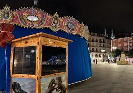 El tradicional Tiovivo de la Plaza Mayor ultima su instalación para la Navidad 2023 en Burgos