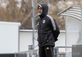 El técnico del Burgos CF, Jon Pérez Bolo, tras regresar a la dirección de los entrenamientos este miércoles en Castañares