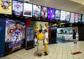 Una pareja observa la cartelera en una de las dos salas de cine de Burgos capital