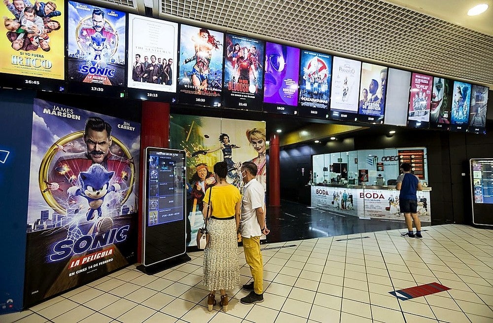 Una pareja observa la cartelera en una de las dos salas de cine de Burgos capital