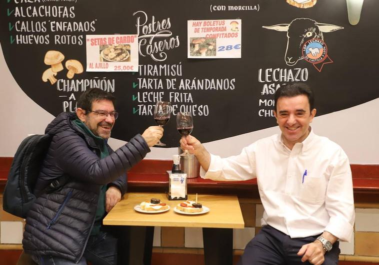 Julio César Rico y José Pérez brindando en el Restaurante Casa Pancho