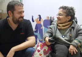 El técnico de Ocio de Cocemfe Burgos, Javier Martínez, y la usuaria y colaboradora María Ángeles Gil.