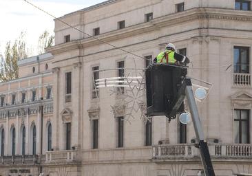 La instalación de las luces de Navidad en Burgos, a contrarreloj