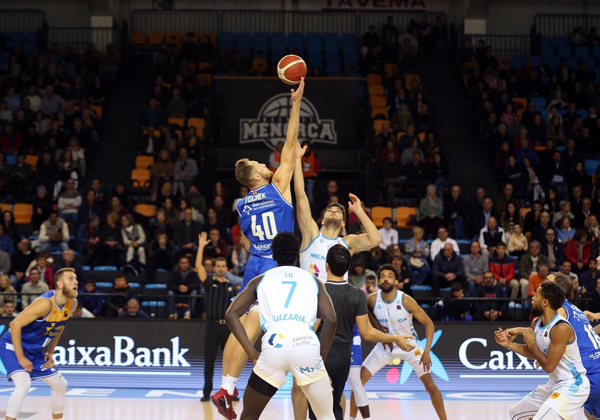 Instante del partido entre el Menorca y el San Pablo Burgos.