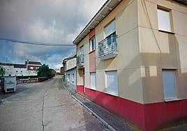 Las viviendas se ubican en la calle Iglesia de Torrecilla del Monte.