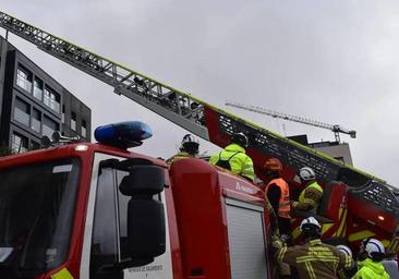 Una falsa alarma en L'Oréal y un incendio en un bar movilizan a los Bomberos de Burgos