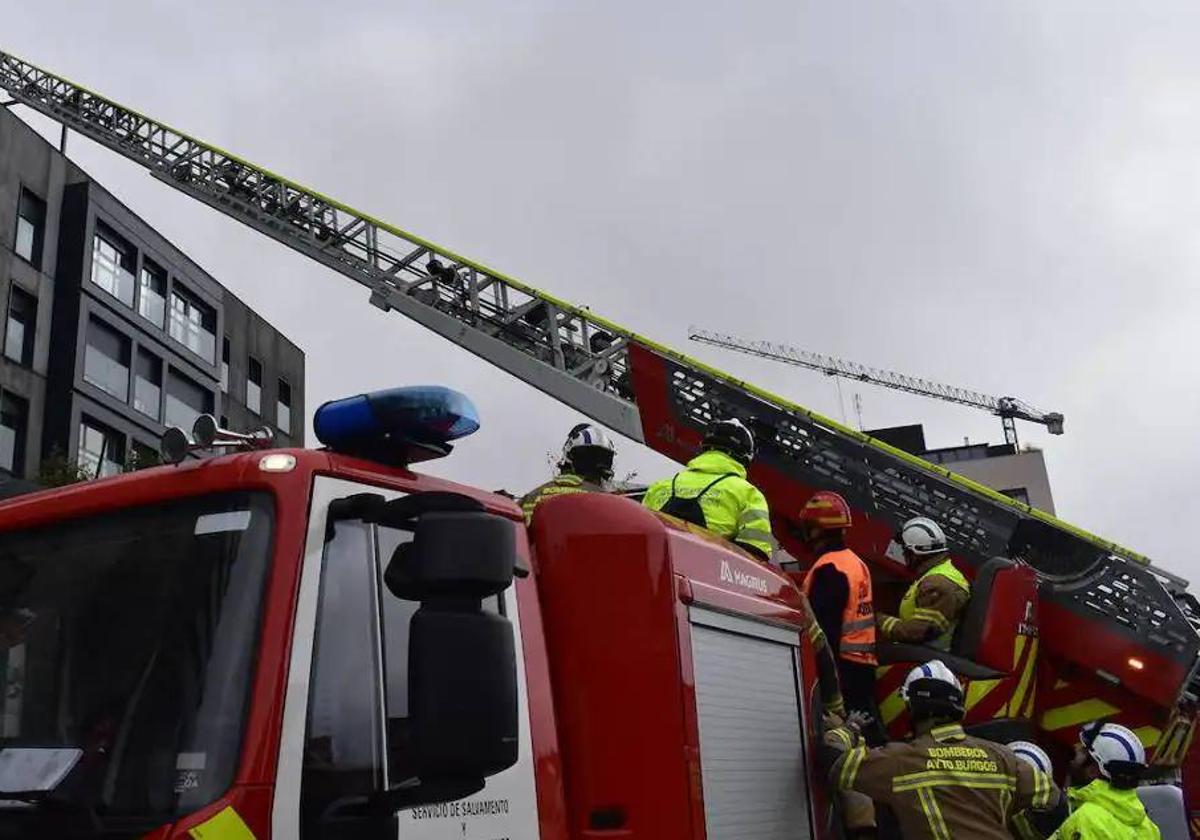 Los Bomberos de Burgos en una de sus actuaciones con el camión autoescala.