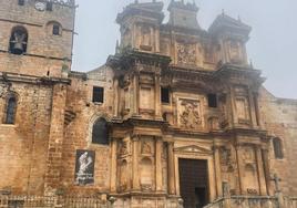 Vista de la portada de la iglesia de Gumiel de Izán.