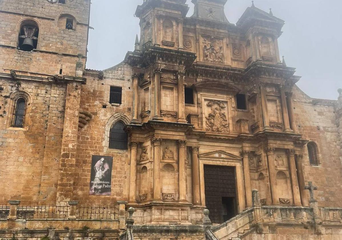 Vista de la portada de la iglesia de Gumiel de Izán.