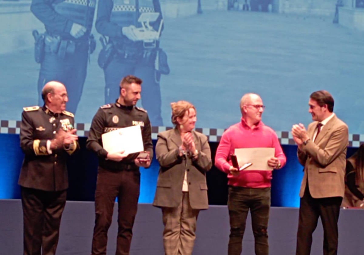 José Antonio Salinas Bañares y Carlos Camino Ruiz reciben la Medalla de Oro al Mérito de la Policía Local.