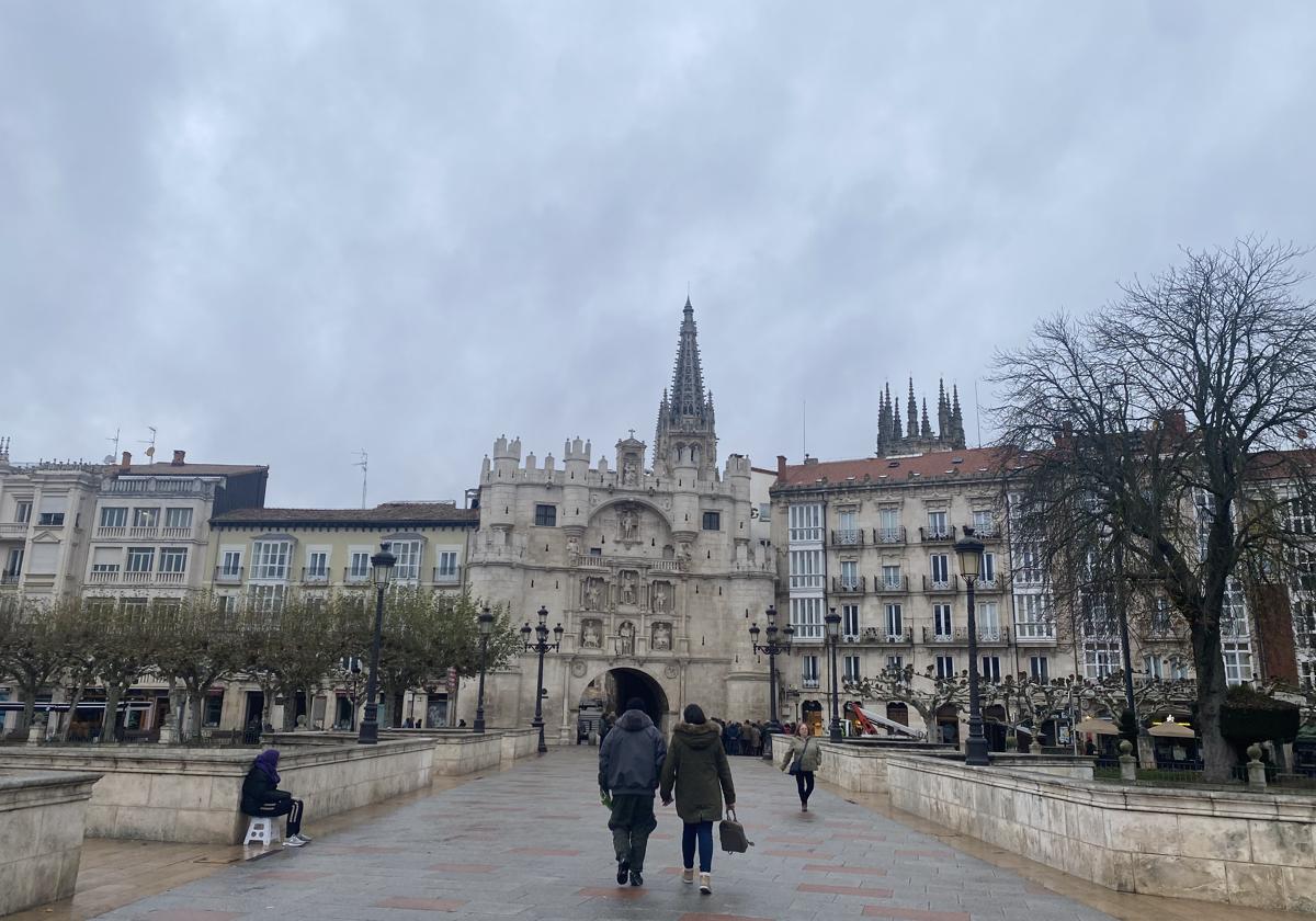 Gente paseando por el puente de Santa María