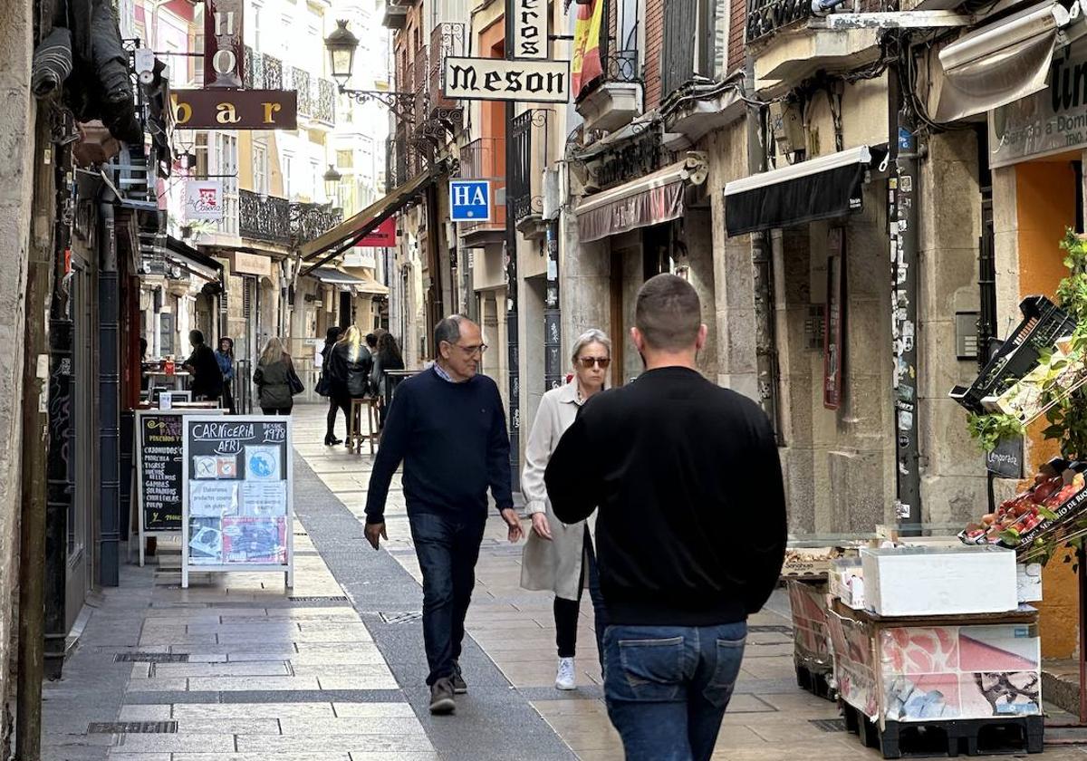 Dos personas de edad avanzada se cruzan con un joven en la calle San Lorenzo de Burgos