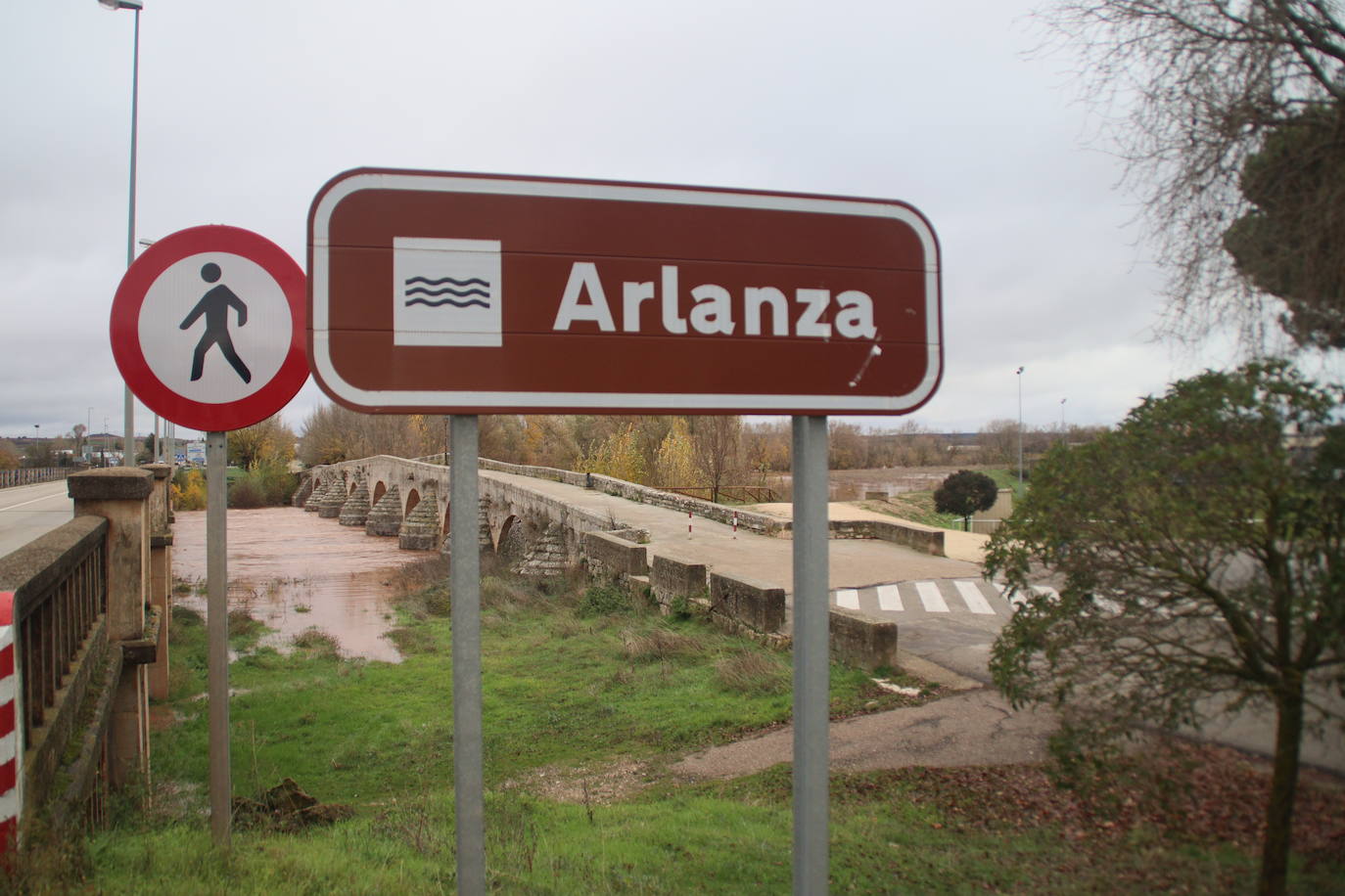 Las lluvias provocan desbordes del Arlanza en Lerma