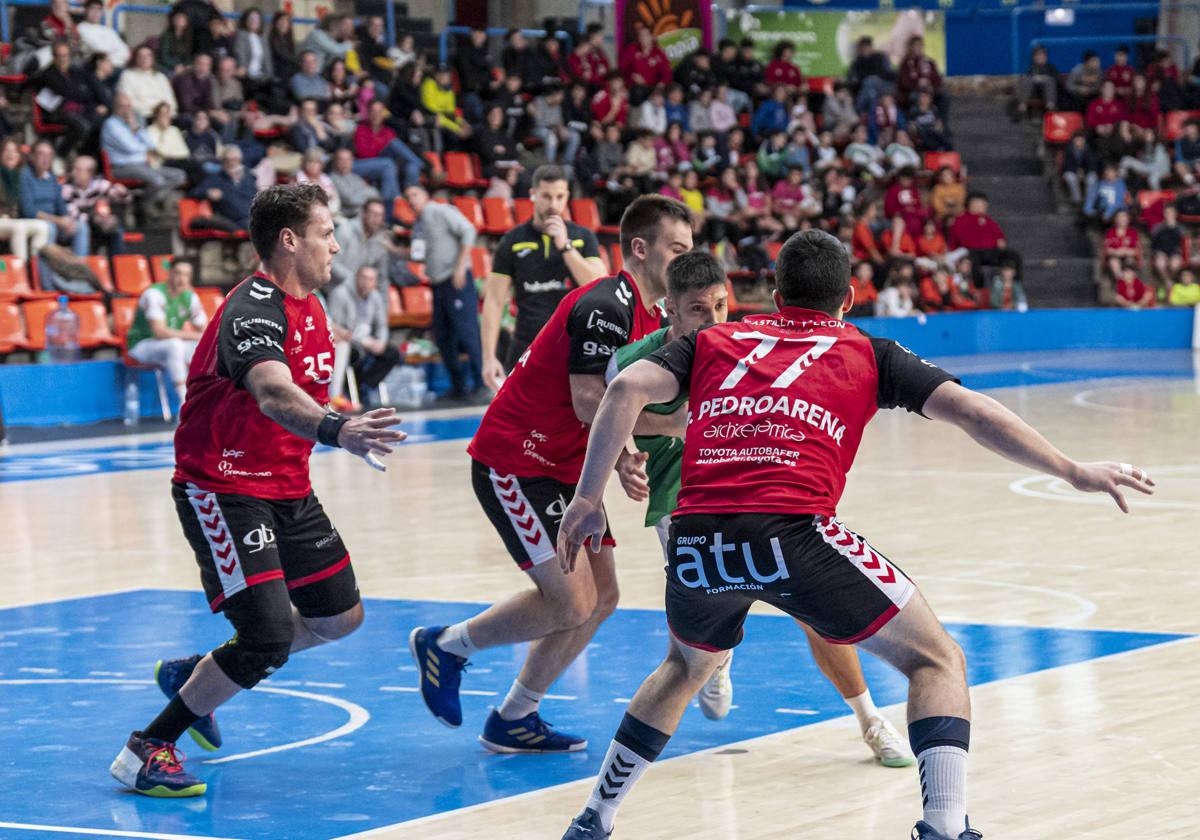 Iamgen del encuentreo que enfrentó al UBU San Pablo Burgos y el Handbol Mallorca.