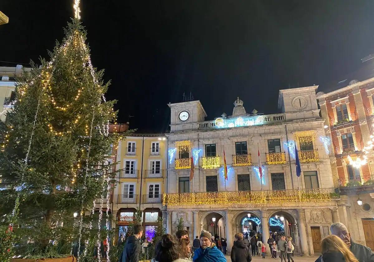 La escasa decoración del árbol de la plaza Mayor desata las críticas.