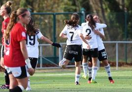 Las jugadores del Burgos CF Femenino celebran el tanto de la victoria