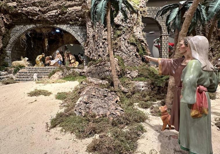 Una figura señala la escena del nacimiento en el Belén Monumental de la Fundación Círculo